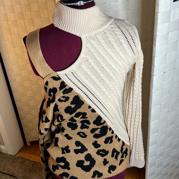 Leopard sweater with one cold shoulder with buckle. L - Picture 4 of 4